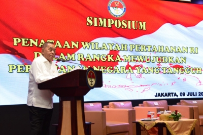 Menteri Pertahanan Ryamizard Ryacudu Membuka dan Penyambutan Acara Simposium “Penataan Wilayah Pertahanan RI Dalam Rangka Mewujudkan Pertahanan Negara Yang Tangguh”, Selasa (9/7) di kantor Kementerian Pertahanan, Jakarta.