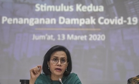 Menteri Keuangan Sri Mulyani memberikan keterangan kepada media tentang Stimulus Kedua Penanganan Dampak Covid-19 di kantor Kemenko Perekonomian, Jakarta, Jumat (13/3/2020). Dalam keterangannya untuk penanganan COVID-19, Pemerintah akan memberikan fasilitas pembebasan biaya impor untuk penelitian dan pengembangan pembuatan obat anti virus COVID-19 baik untuk Perguruan Tinggi maupun lembaga pemerintah dan lainnya. ANTARA FOTO