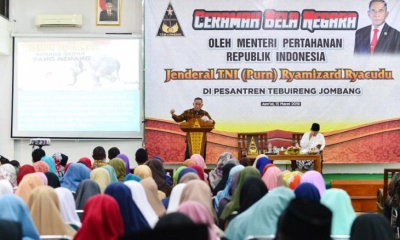 Menhan Ryamizard Ryacudu saat memberikan ceramah Bela Negara kepada ratusan santri dan santriwati di Aula Pondok Pesantren Tebuireng, Jombang, Jawa Timur, Jumat (15/3/2019). (Puskom Publik Kemhan)