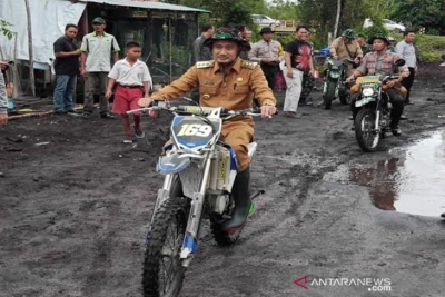 Wali kota Palangka Raya Fairid Naparin ikut mengecek kegiatan TMMD ke-104 di Kelurahan Kalampangan, Selasa (12/3/19).