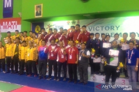  The Indonesian badminton team received a gold medal in men&#039;s mixed team of the ASEAN School Games 2019 in Semarang, Central Java