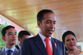 Presiden Jokowi beri keterangan ke wartawan sebelum menuju Gedung MPR RI, Minggu, 20 Oktober 2019