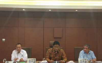 Deputi I Bidang Kedaulatan Maritim Kemenko Maritim Purbaya Yudhi Sadewa (tengah) dalam jumpa pers di Jakarta, Kamis (11/4/2019) terkait penyelesaian kasus Montara. (ANTARA/Ade Irma Junida)