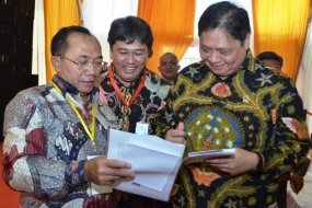 Menteri Perindustrian Airlangga Hartarto (kanan) berbincang dengan Tenaga Ahli Kementerian Perindustrian Bidang Pengembangan Pendidikan Kejuruan dan Vokasi Industri, Mujiyono (kiri) pada peluncuran Pendidikan Vokasi Link and Match Sekolah Menengah Kejuruan (SMK) dengan Industri, beberapa waktu lalu. 