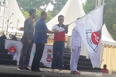 Perwakilan tim Filipina (kanan) menerima bendera ASG sebagai tuan rumah penyelenggaraan ASG 2020.