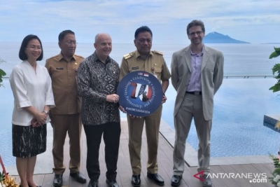 Foto bersama usai pengguntingan pita kerja sama masing-masing Duta Besar Amerika Serikat untuk Indonesia Joseph R Donovan Jr (tengah), &quot;President of Forever Oceans Corporation&quot; Jason Heckathorn (ujung kanan), Gubernur Sulut Olly Dondokambey (kedua kanan), Sekretaris Daerah Provinsi Sulut Edwin Silangen (kedua kiri) serta Rektor Unsrat Ellen Kumaat (ujung kiri) (1)