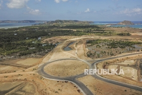 Foto udara gerbang timur Kawasan Ekonomi Khusus (KEK) Mandalika di Kecamatan Pujut, Praya, Lombok Tengah, NTB, Ahad (21/7/2019).