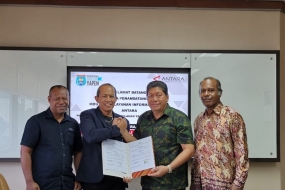 CEO Antara Digital Media, Darmadi, bersama Bupati Kepulauan Yapen Tonny Tesar saat penandatanganan nota kesepahaman (MoU) dengan Antara Digital Media di Jakarta, Kamis (18/7/2019).