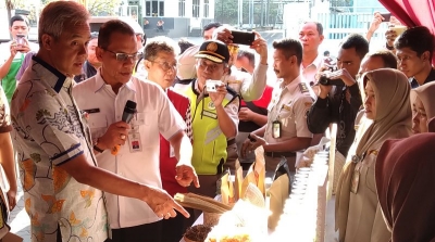 Gubernur Jawa Tengah Ganjar Pranowo bersama Kepala Balai Karantina Pertanian Ali Jamil melihat beberapa komoditas pertanian yang diekspor ke berbagai negara.