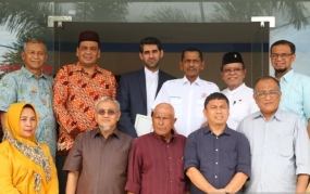 Atase Sekretaris Bidang Ekonomi Kedutaan Iran di Indonesia Mohammad Hassan Tavakoli (tengah belakang) bersama pengurus Kamar Dagang dan Industri Indonesia (KADIN) Aceh, di Banda Aceh, Kamis (4/7/2019). (Antara Aceh/Khalis)