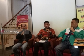 Kepala Dinas Perkebunan Kabupaten Musi Banyuasin Iskandar Syahrianto (tengah) dan Dewan Pakar Himpunan Kerukunan Tani Indonesia (HKTI) Sumsel, Dr. Andres Leonardo (kanan) saat bincang-bincang bersama Bung FK (kiri), di Palembang, Minggu (28/4/2019) (ANTARA/Aziz Munajar/19)