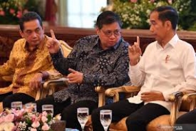 Presiden Joko Widodo berbincang dengan Menko Perekonomian Airlangga Hartarto dalam pembukaan Rapat Kerja Kementerian Perdagangan Tahun 2020 di Istana Negara, Jakarta, Rabu (4/3/2020). Rapat kerja itu mengangkat tema Akselerasi Peningkatan Ekspor dan Penguatan Pasar Dalam Negeri Menuju Indonesia Maju. ANTARA FOTO/Sigid Kurniawan/aa.