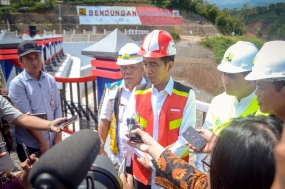 Presiden Jokowi menjawab wartawan usai meresmikan Bendungan Gondang, di Kec. Kerjo, Kab. Karanganyar, Jateng, Kamis (2/5) pagi. (Foto: Agung/Humas)