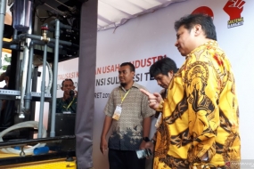 Menperin Airlangga Hartanto didampingi Sekdaprov Sulteng Mohamad Hidayat Lamakaret meninjau Alat Mekanik Multiguna Desa (AMMDes) penjernih air bantuan Kemenperin yang dipajang di halaman Jodjokodi Convention Center (JCC) Palu, Kamis siang (28/3).