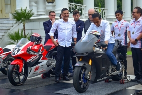 Presiden Jokowi disaksikan sejumlah pembalap mencoba salah satu motor balap, di halaman Istana Kepresidenan Bogor,Jabar,Senin.(11/3)Sore.(Foto:Agung/Humas)