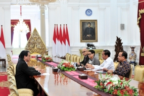 Presiden Jokowi didampingi Menlu dan Mensesneg menerima Menlu Thailand Don Pramudwinai, di Istana Merdeka, Jakarta, Rabu (13/3) siang. (Foto: Humas/Jay)