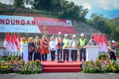 Presiden Jokowi didampingi Ibu Negara Iriana dan sejumlah pejabat meresmikan Bendungan Gondang, di Kab. Karanganyar, Jateng, Kamis (2/5) pagi. (Foto: Agung/Humas)