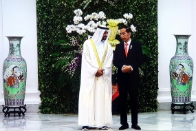 Presiden Joko Widodo bersama Putra Mahkota Abu Dhabi Sheikh Mohamed bin Zayed Al Nahyan saat menyaksikan kesepakatan kerja sama di Istana Kepresidenan Bogor, pada Rabu (24/7/2019). 