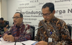 Pelaksana tugas Juru Bicara Kemlu Teuku Faizasyah (kiri) dan Direktur Perlindungan WNI dan BHI Kemlu Judha Nugraha (kanan) dalam konferensi pers tentang rencana pemulangan WNI dari China di Jakarta, Rabu (29/1/2020). ANTARA