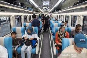 Penumpang berada di dalam rangkaian baru kereta api Argo Parahyangan di stasiun Bandung, Jawa Barat. PT KAI menambah perjalanan KA Argo Parahyangan dengan rangkaian baru tujuan Jakarta-Bandung (PP) sebanyak 22 perjalanan dengan kapasitas penumpang 400 tempat duduk per rangkaian. 