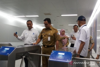 Gubernur DKI Jakarta, Anies Baswedan saat mencoba jalur integrasi stasiun Moda Raya Terpadu (MRT) dan hal transjakarta di Bunderan Hotel Indonesia (HI), Jakarta Pusat, Senin (25/03/2019