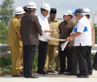 Presiden Jokowi dan sejumlah pejabat berdiskusi di Bukit Soeharto, Kab. Kutai Kartanegara, Kaltim, saat mengunjungi lokasi tersebut Selasa (7/5) siang. (Foto: Anggun/Humas)