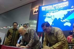 Chairman World Logistics Council Captain Samuel Salloum bersama Wakil Ketua Umum Kadin Indonesia Bidang Kelautan dan Perikanan Yugi Prayanto menandatangani kerja sama digitalisasi platform bagi UMKM di Bursa Efek Indonesia, Jakarta, Kamis (25/7/2019).