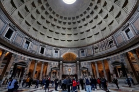 ejumlah turis berkunjung ke bangunan kuno the Pantheon di Roma, Italia, Senin (2/3/2020). Industri pariwisata Italia telah terdampak merebaknya virus corona di negara tersebut, di mana sejumlah hotel melaporkan adanya pembatalan pemesanan akomodasi bahkan di kota-kota yang tidak terdapat kasus positif virus corona. ANTARA FOTO/REUTERS/Remo Casilli/wsj.