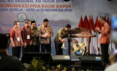 Presiden Jokowi saat menghadiri Konsultasi Nasional XIII Forum Komunikasi Pria Kaum Bapak Persekutuan Gereja-Gereja di Indonesia di Surakarta, Jawa Tengah pada Jumat malam (6/9/2019). (Kris, Biro Pers Setpres)