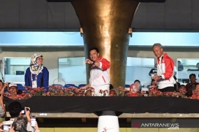 Menpora Imam Nahrawi (tengah) melakukan pemukulan kok sebagai tanda dibukannya ASEAN Schools Games 2019 di Semarang, Kamis (18/7/2019).