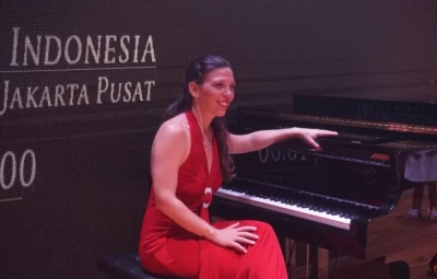 Pianos asal Kuba Lianne Vega Serrano usai membawakan penampilan solo dalam acara peringatan 60 tahun kunjungan tokoh revolusi Kuba Ernesto ‘Che’ Guevara ke Indonesia, yang diselenggarakan Kedutaan Besar Kuba di Perpustakaan Nasional Jakarta, Kamis malam (26/9/2019). (ANTARA)