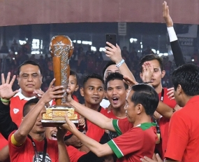 Presiden Serahkan Tropi Piala Presiden Kepada Persija Jakarta.