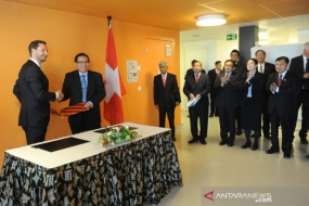 Wapres Jusuf Kalla saat menyaksikan penandatanganan MoU antara 3 lembaga pendidikan swasta dengan Siteco dan IMI di Lausanne, Swiss, pada Kamis (16/5/2019).