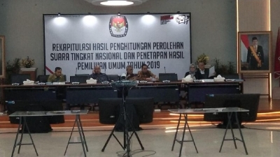 Komisi Pemilihan Umum (KPU) melanjutkan rapat pleno rekapitulasi pemilu di luar negeri.