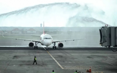 Penyambutan penerbangan perdana VietJet Air rute Hanoi-Bali di Bandara Ngurah Rai Bali, Minggu (26/1/2020). Antaranews Bali/Fikri Yusuf