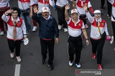 Kapolri Jenderal Pol Tito Karnavian (kedua kanan) bersama istri Tri Suswati Karnavian (kanan) dan Panglima TNI Marsekal TNI Hadi Tjahjanto (kedua kiri) dan istri Nanik Istumawati (kiri) mengikuti olahraga bersama Polri, TNI, dan masyarakat di Jalan MH Thamrin, Jakarta, Minggu (7/7/2019). Kegiatan tersebut dalam rangka menyambut HUT ke-73 Bhayangkara.