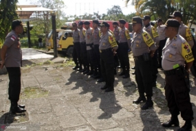 Kepala Polres Belu, AKBP Christian Tobing (kiri), ketika memberikan pengarahan kepada anggotanya yang mengawal di TPS saat Pemilu, di Atambua, Rabu (17/4). (ANTARA FOTO/Kornelis Kaha)