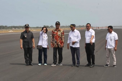 Menteri Perhubungan Budi Karya Sumadi (ketiga kanan) berbincang dengan Gubernur Daerah Istimewa Yogyakarta Sri Sultan HB X (ketiga kiri) dan Direktur Utama PT Angkasa Pura I Faik Fahmi (kedua kanan) saat meninjau progres pembangunan Yogyakarta International Airport (YIA) di Kulon Progo, Rabu (24/4/2019). - Harian Jogja/Gigih M. Hanafi