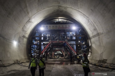 Pekerja melintas di dalam Tunnel Walini saat pengerjaan proyek Kereta Cepat Jakarta-Bandung di Kabupaten Bandung Barat, Jawa Barat, Selasa (14/5/2019). Pembangunan Proyek Kereta Cepat Jakarta - Bandung (KCJB) mencapai babak baru setelah Tunnel Walini di Jawa Barat berhasil ditembus yang pengerjaannya dilaksanakan selama 15 bulan, dengan panjang 608 meter menjadi tunnel pertama dari 13 tunnel KCJB lainnya yang berhasil ditembus. ANTARA FOTO/M Agung Rajasa/hp.