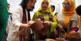 Direktur Jenderal Industri Kecil, Menengah, dan Aneka (IKMA) Kementerian Perindustrian yang juga menjabat Sekjen Dekranas, Gati Wibawaningsih (kiri) memperhatikan produk kerajinan dari pelaku industri kecil dan menengah (IKM) Bangka Belitung yang ditampilkan pada rangkaian kegiatan Workshop e-Smart IKM di Pangkalpinang, Provinsi Bangka Belitung, Kamis (27/2/2020). ANTARA/HO Biro Humas Kemenperin/am.