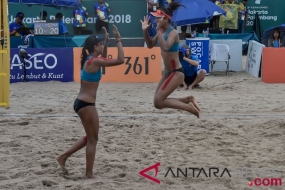 Pevoli pantai putri Indonesia Putu Dini Jasita Utami (kanan) dan Dhita Juliana (kiri) melakukan selebrasi usai mengalahkan pevoli Kazakhstan pada final voli pantai putri Asian Games 2018 di arena Jakabaring Sport City, Palembang, Sumsel, Senin (27/8/2018). 