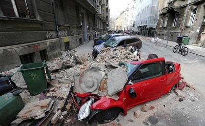 Mobil yang rusak terlihat setelah gempa bumi, di Zagreb, Kroasia (22/3/2020). ANTARA/REUTERS/Antonio Bronic/pri.