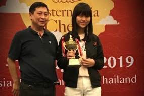 Pecatur Indonesia WFM Chistine Elisabeth berpose usai menerima piala kategori G-18 pada 4th Eastern Asia Youth Chess Championship 2019 di Bangkok, Thailand, Rabu (7/8/2019). 