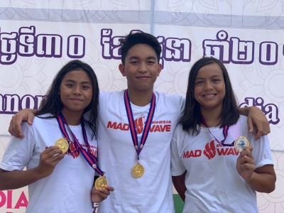 Perenang Indonesia Azzahra Permatahani (kiri) Farrel Armandio Tangkas (tengah) dan Adelia (kanan) memamerkan medali emas yang mereka raih di hari kedua kejuaraan renang junior SEA Age Group Swimming Championship di Phnom Penh, Kamboja, Sabtu. 