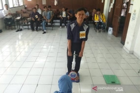 Seorang peserta mengikuti tes kemampuan angkat beban di Kampus Ikopin, Kabupaten Sumedang, Jawa Barat, Kamis (24/05/2019). Pemerintah Korea Selatan membutuhkan delapan ribuan TKI tahun 2019 untuk bekerja di sektor industri manufaktur dan perikanan dengan gaji sebesar Rp21 juta per bulan