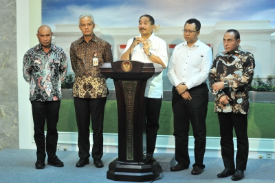 Menteri Pariwisata Arief Yahya didampingi Gubernur NTB, Jateng, Sumut, dan NTT memberikan keterangan pers usai mengikuti Rapat Terbatas, di Kantor Presiden, Jakarta, Senin (15/7) sore. 