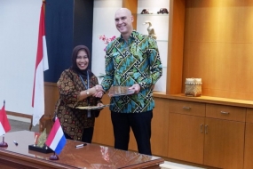 Sekretaris Ditjen Ketahanan, Perwilayahan, dan Akses Industri Internasional (KPAII) Kementerian Perindustrian Restu Yuni Widayati serta Wakil Duta Besar Kerajaan Belanda untuk Indonesia, Ferdinand Lahnstein yang mewakili pihak CBI Belanda berfoto bersama seusai penandatanganan MoU di Jakarta, 17 Mei 2019