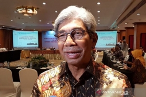 Wakil Menteri Luar Negeri RI AM Fachir menjawab pertanyaan wartawan di sela-sela Simposium untuk Meningkatkan Kemitraan Pendidikan Tinggi guna Mendukung Kerja Sama Ekonomi antara Indonesia, Timur Tengah, dan Negara-negara OKI di Jakarta, Kamis (2/5/2019). ANTARA/Yashinta Difa/aa