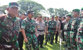 Panglima TNI Marsekal TNI Hadi Tjahjanto bersama Kepala Polri Jenderal Tito Karnavian saat melakukan pengecekan pasukan dalam acar Apel Kesiapsiagaan Pengamanan Pemilu 2019 di Lapangan Dirgantara Lanud Adi Soemarmo Karanganyar Jateng, Jumat. (Foto:Bambang Dwi Marwoto)