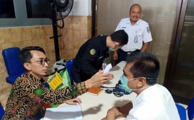 etugas Dinas Kesehatan Kabupaten Banyumas melakukan pemeriksaan kesehatan penumpang kereta api di Stasiun Purwokerto, Kabupaten Banyumas, Jawa Tengah, Selasa (28/1/2020), guna mengantisipasi penyebaran virus corona. ANTARA/HO-KAI Purwokerto/aa.